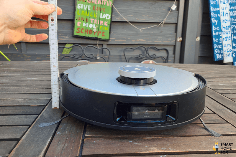 Der Ecovacs Deebot X1 Turbo wird mit einem Lineal ausgemessen